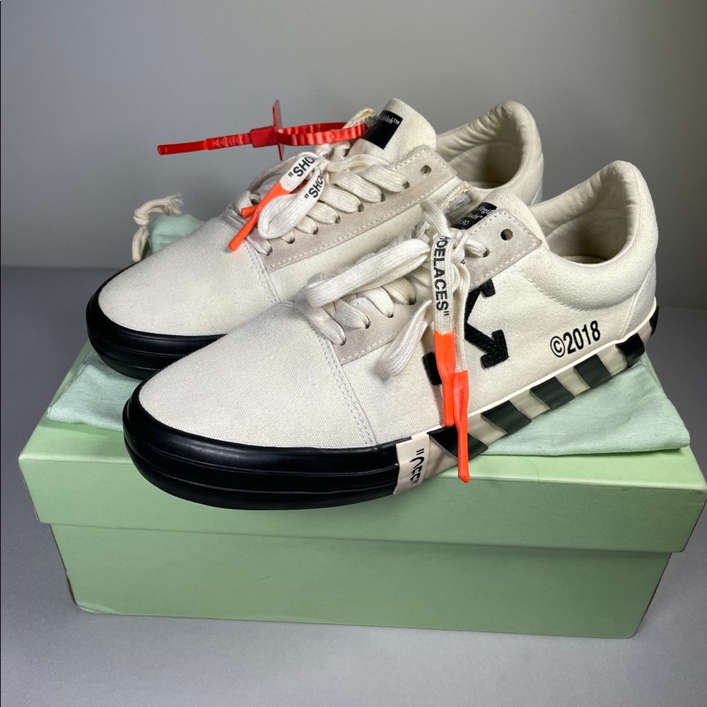 Off White Vulcanised Stripped Low Top Size 41EU 9US